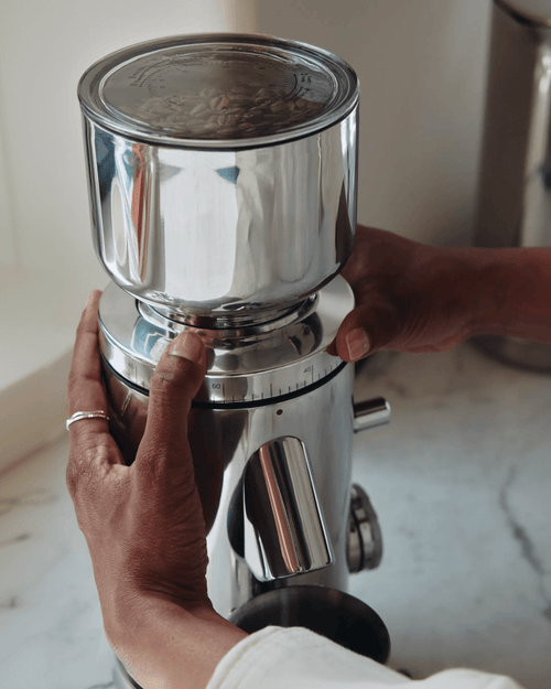 Aarke Coffee Grinder in stainless steel with adjustable grind settings, showing how to select the desired coffee grind size.