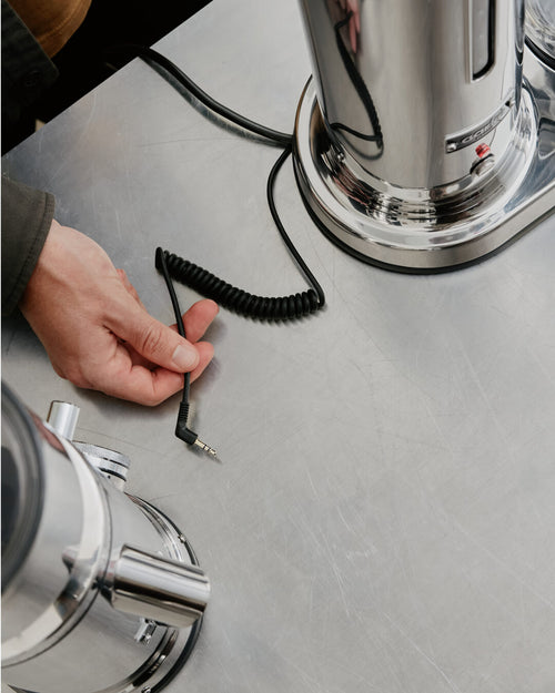 Close-up of the connection cable for Aarke AutoGrind™, linking the Coffee Grinder and Coffee Maker for automatic coffee grinding.